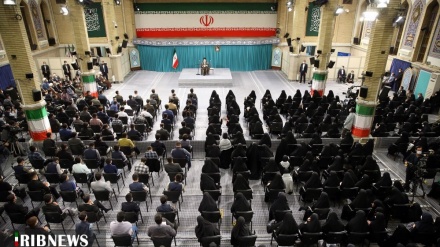 Məmləkəti har vırəku omə i qrup tələbə de İnğılobi Ali lideri bıə vindemon