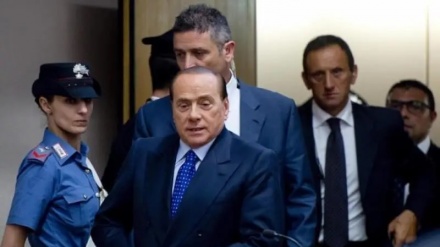 ראש הממשלה לשעבר של איטליה ברלוסקוני זוכה מאשמת מתן שוחד לעד