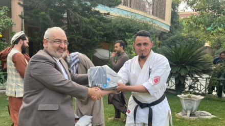 سرکنسول ایران در جلال آباد به کاراته کاهای ننگرهار لباس ورزشی اهدا کرد