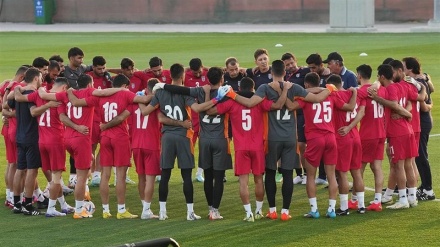 カタールＷ杯；イラン代表チームがスタジアム前で円陣