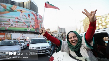 Festimi i qytetarëve në Teheran pas fitores së kombëtares iraniane kundër Uelsit në Katar 2022