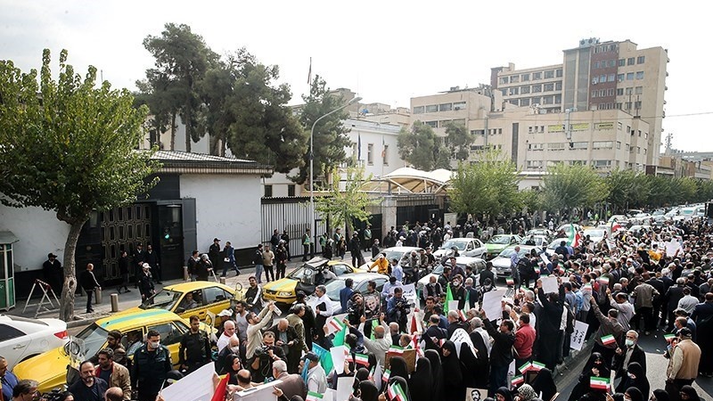 Keluarga syuhada dan veteran Iran berunjuk rasa di depan Kedubes Jerman di Tehran, Selasa (1/11/2022).