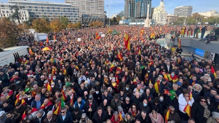 Spagna, migliaia di persone in piazza contro il governo di Sánchez