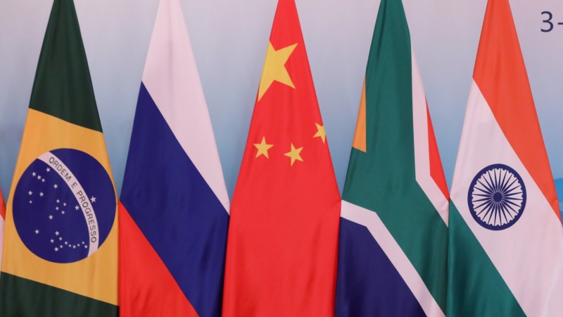 ロシア、ブラジル、インド、中国、南アフリカの５カ国の国旗（ＢＲＩＣＳ）