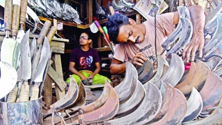 কামারের কাজ কিছুই না, ছড়িয়ে দিলে বেলচা হবে, লেজ টানলে রড