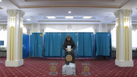 Kazakhstan, rieletto il presidente Tokayev