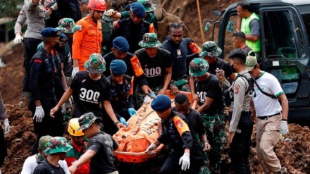 پسرک اندونزیایی پس از 2 روز از زیر آوار زلزله نجات یافت