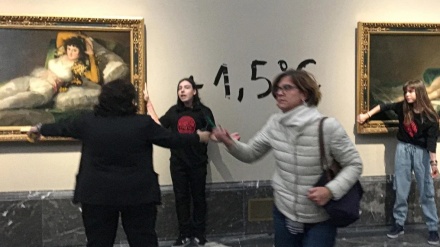 פעילי סביבה הדביקו את עצמם לציורים של דה גויה במדריד