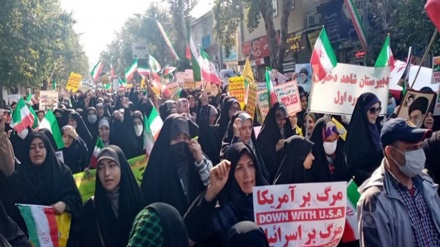 AP: Perempuan-Perempuan Berjilbab Iran Teriakkan Mampus Amerika