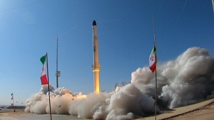 Iran Sukses Meluncurkan Roket Pembawa Satelit Tiga Tahap