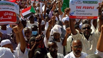 Sudan, i manifestanti chiedono la fine delle interferenze straniere
