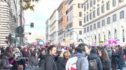 Italia, violenza sulle donne, in migliaia in corteo a Roma + VIDEO