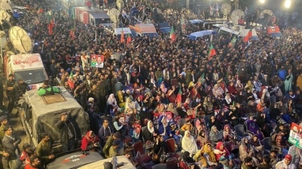 عمران خان د خپل ګوند له مشرانو سره کتنه وکړه