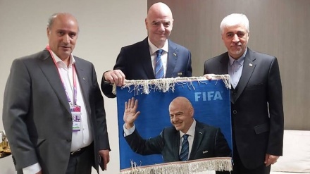 ＦＩＦＡ会長にイラン産装飾用絨毯が贈呈