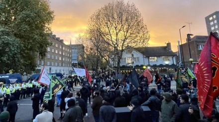 लंदन स्थित ब्रिटिश इस्लामिक सेंटर पर हमले के ख़िलाफ़ प्रदर्शन