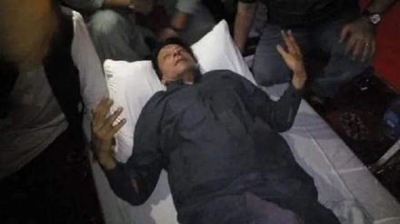 লং মার্চের ওপর হামলা: গুলিতে ইমরান খান আহত