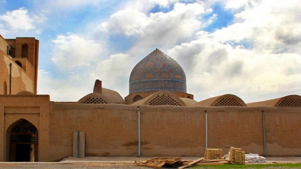 中部サーヴェの大モスク；イラン式建築・芸術の美