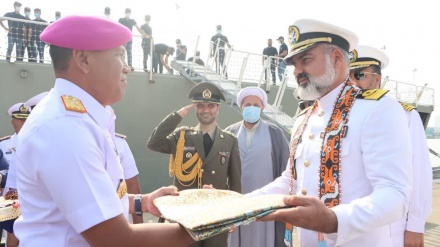 インドネシアに、イラン海軍の平和友好艦隊が到着