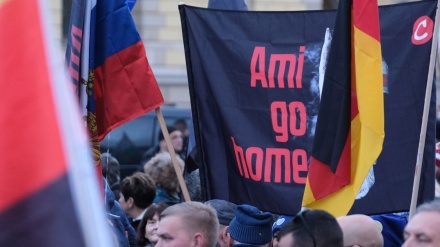 德国举行大规模反美集会，部分抗议者与警方发生冲突后遭拘捕