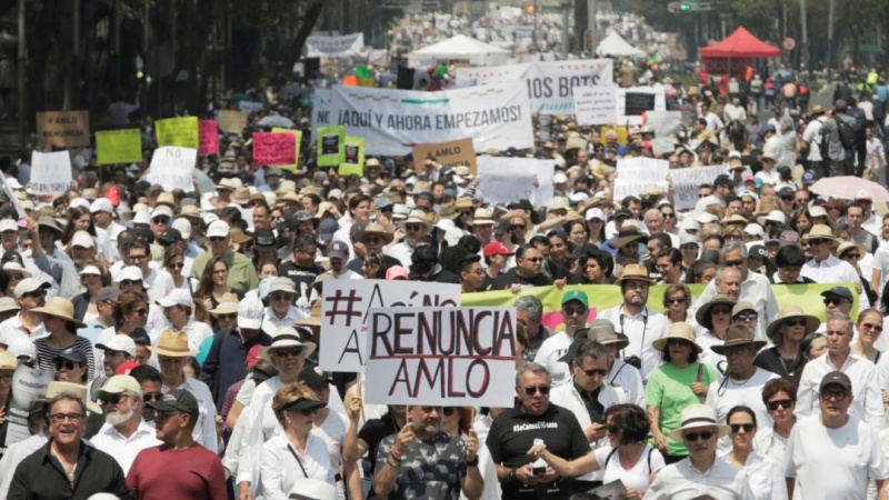 מקסיקו: מאות אלפים השתתפו בצעדת תמיכה בנשיא
