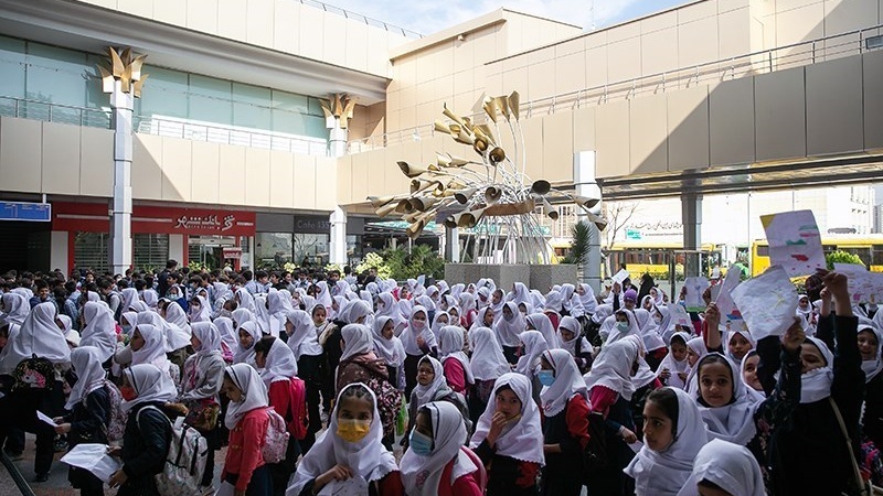 Siswa-siswa Iran di Menara Milad, Tehran, Rabu (2/11/2022).