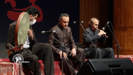 イラン北東部ゴルガーンで、伝統音楽のコンサート