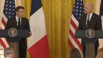 Biden e Macron: 'Aumentiamo l'assistenza militare all'Ucraina'