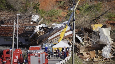 山形 鶴岡 住宅の裏山崩れ約10棟倒壊 2人と連絡取れず捜索続く