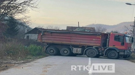 Njohës të sigurisë e politikës: KFOR urgjentisht t’i largojë barrikadat