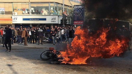 イラン国内の暴徒らが、市民財産を破壊・放火