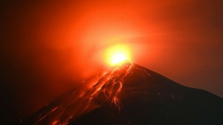 グアテマラで、火山噴火により空港一時閉鎖 