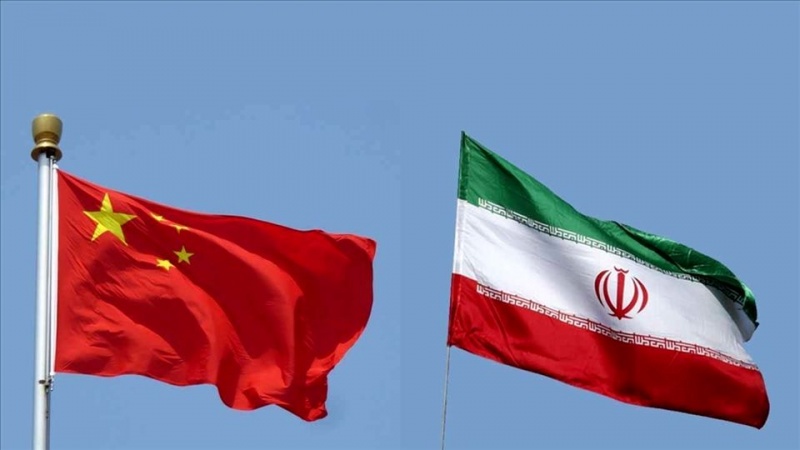 イランと中国の国旗
