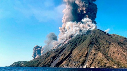 伊南部ストロンボリ島で、火山が噴火