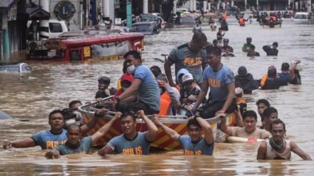 Philippines floods force tens of thousands to flee homes 