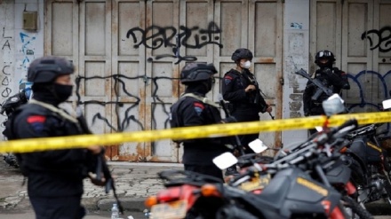 Indonesia, attacco suicida contro base polizia, 10 morti