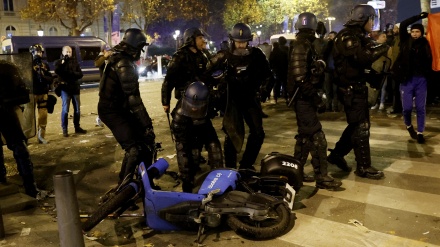 パリで、フランスとモロッコのサポーターが警察と衝突