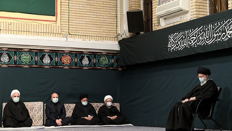 Rahbar dan pejabat tinggi RII di acara malam duka kesyahidan Sayidah Fatimah Zahra as, Tehran, Senin (26/12/2022).