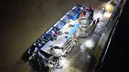 西班牙公共汽车坠河事故已致6死