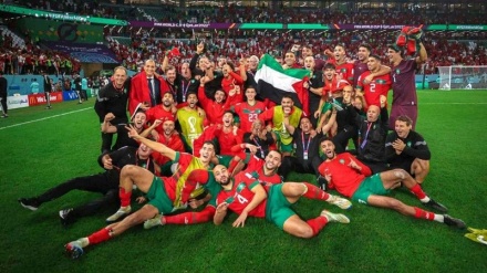 Mondiali, Marocco, prima volta ai quarti: giocatori con bandiera palestinese + VIDEO