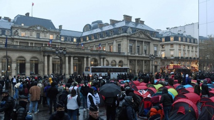 若い移民の窮状知って、仏パリでテントデモ（動画）