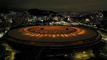 Stadion Maracana Terang Menghormati Pele