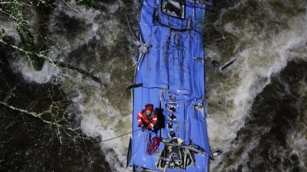 Spagna, bus cade in un fiume: 6 morti