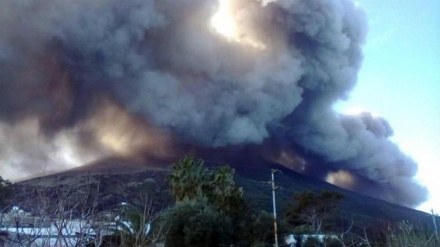意大利斯特龙博利火山再次喷发