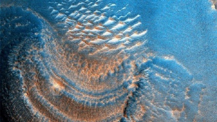 Misteriosi depositi nei crateri su Marte: l’immagine del MRO