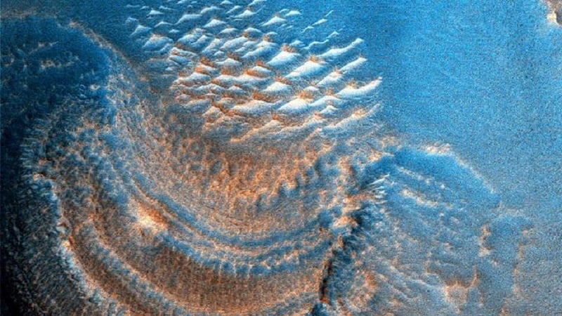 Misteriosi depositi nei crateri su Marte: l’immagine del MRO