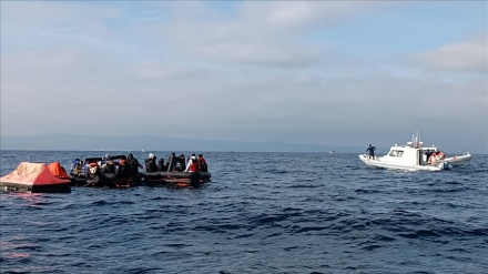Yunanistan'ın denize bıraktığı göçmenler kurtarıldı
