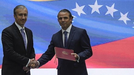 Il governo venezuelano firma accordo con la compagnia petrolifera americana