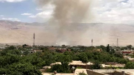 アフガン宗教学校で爆発、数十人死傷