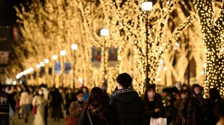 Pencahayaan Musiman Mencerahkan Tokyo Menjelang Akhir Pekan Natal.