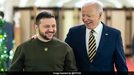 आग में घी डालने वाले देश के राष्ट्रपति ने अपने यूक्रेनी समकक्ष से कहा कि आप कभी अकेले नहीं रहेंगे